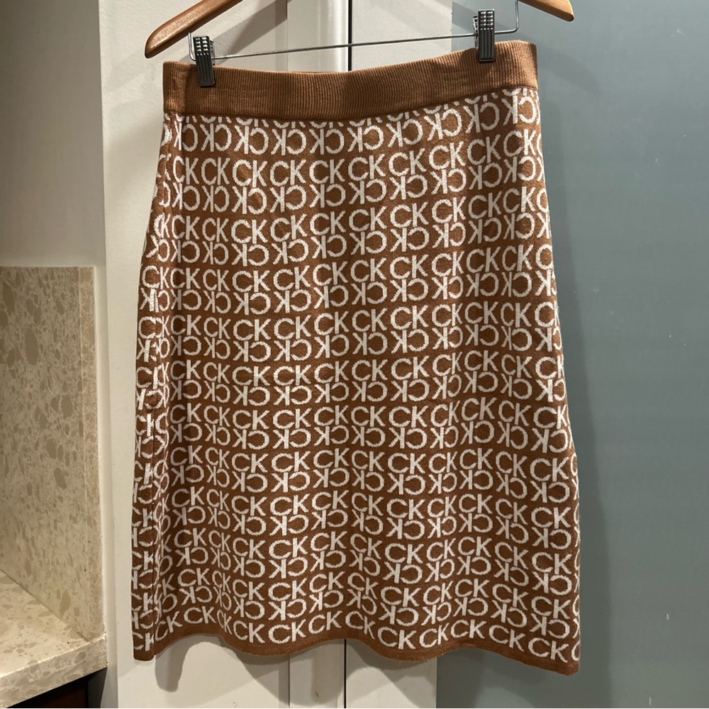 Calvin Klein Women's All Over Logo Lugg & White Knit Skirt K4VR8771 NWT Size M